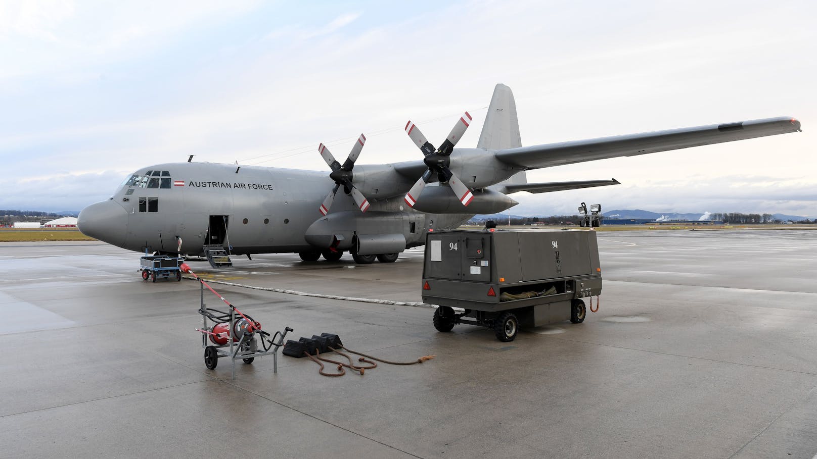 Die Österreicher werden mit einer Hercules nach Hause gebracht.