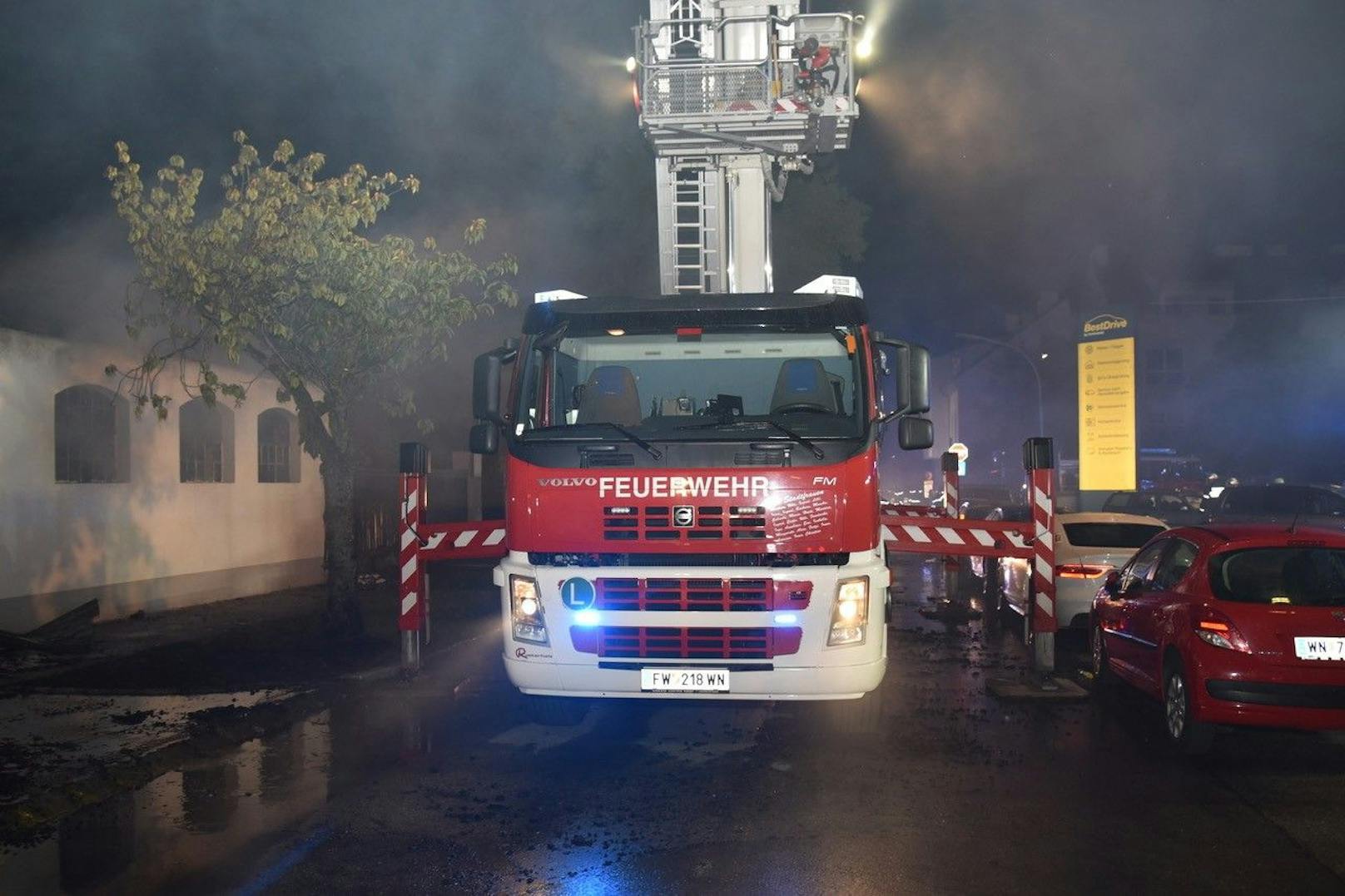 Großeinsatz in Niederösterreich! In einem Nebengebäude in der Bösendorfer-Klavierfabrik im Herzen von Wiener Neustadt brach am Dienstagabend ein Feuer aus. Insgesamt waren vier Feuerwehren mit 15 Fahrzeugen und 80 Einsatzkräften vor Ort.