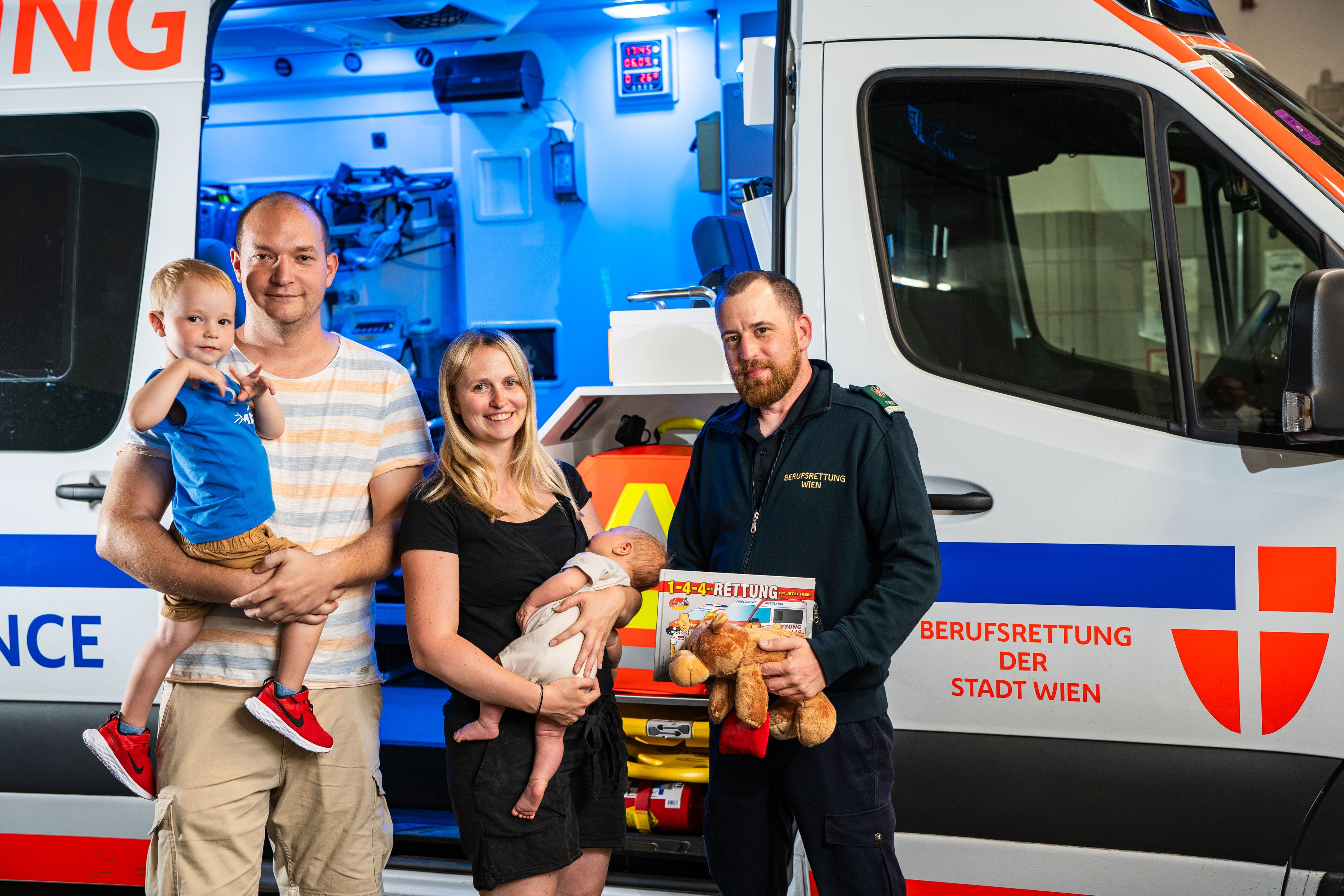 Papa Georg, Mama Bettina und Disponent Thomas mit dem kleinen Niklas und seinem großen Bruder.