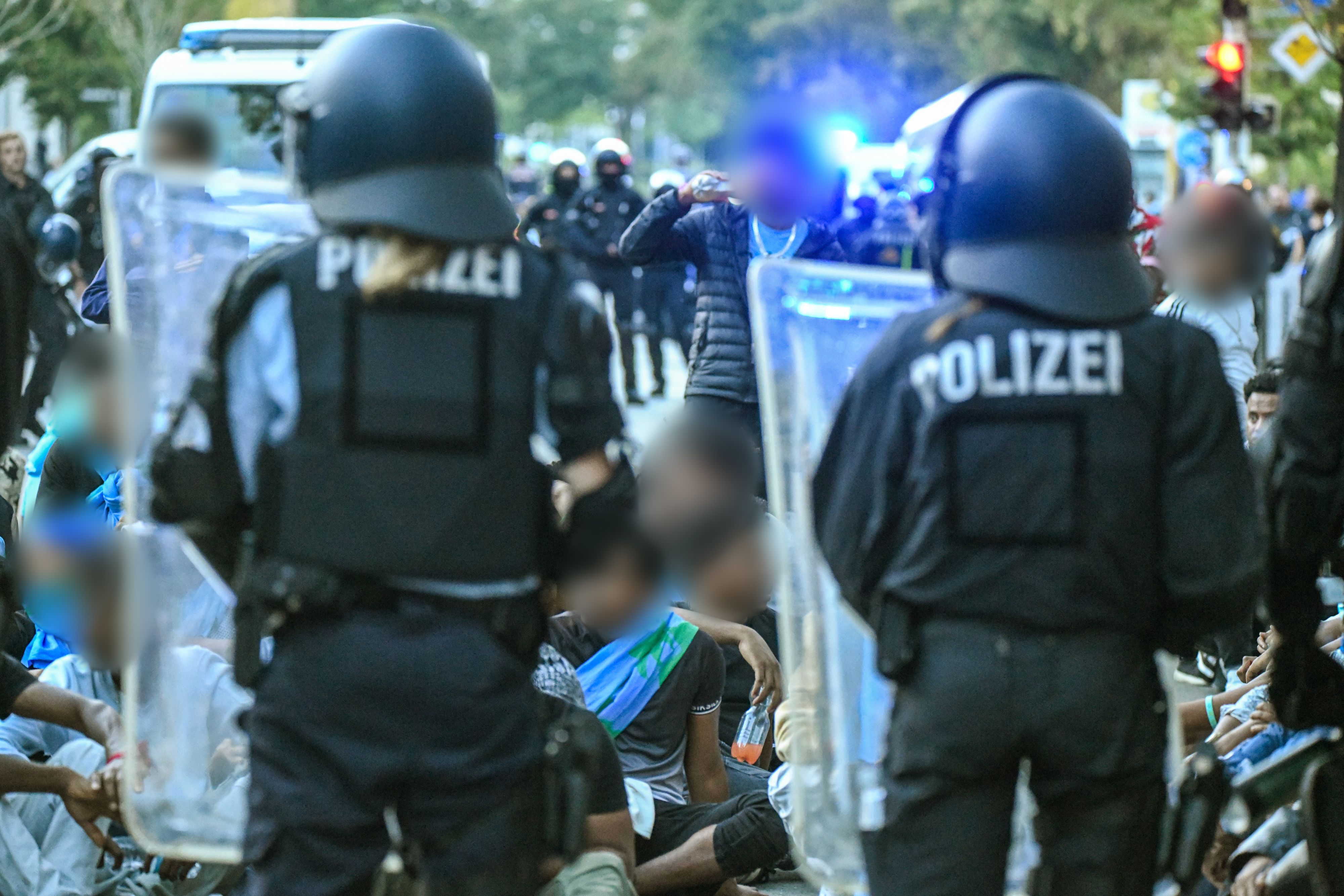 Bei den massiven Ausschreitungen wurden Polizeibeamte mit Steinen, Flaschen und Holzlatten angegriffen.