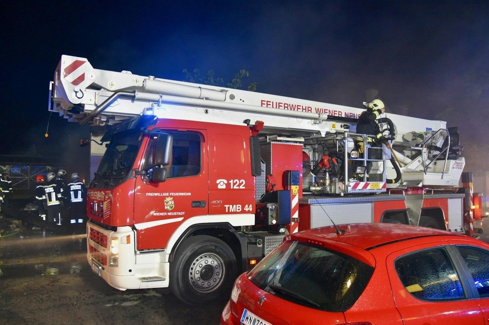 Großeinsatz in Niederösterreich! In einem Nebengebäude in der Bösendorfer-Klavierfabrik im Herzen von Wiener Neustadt brach am Dienstagabend ein Feuer aus. Insgesamt waren vier Feuerwehren mit 15 Fahrzeugen und 80 Einsatzkräften vor Ort.