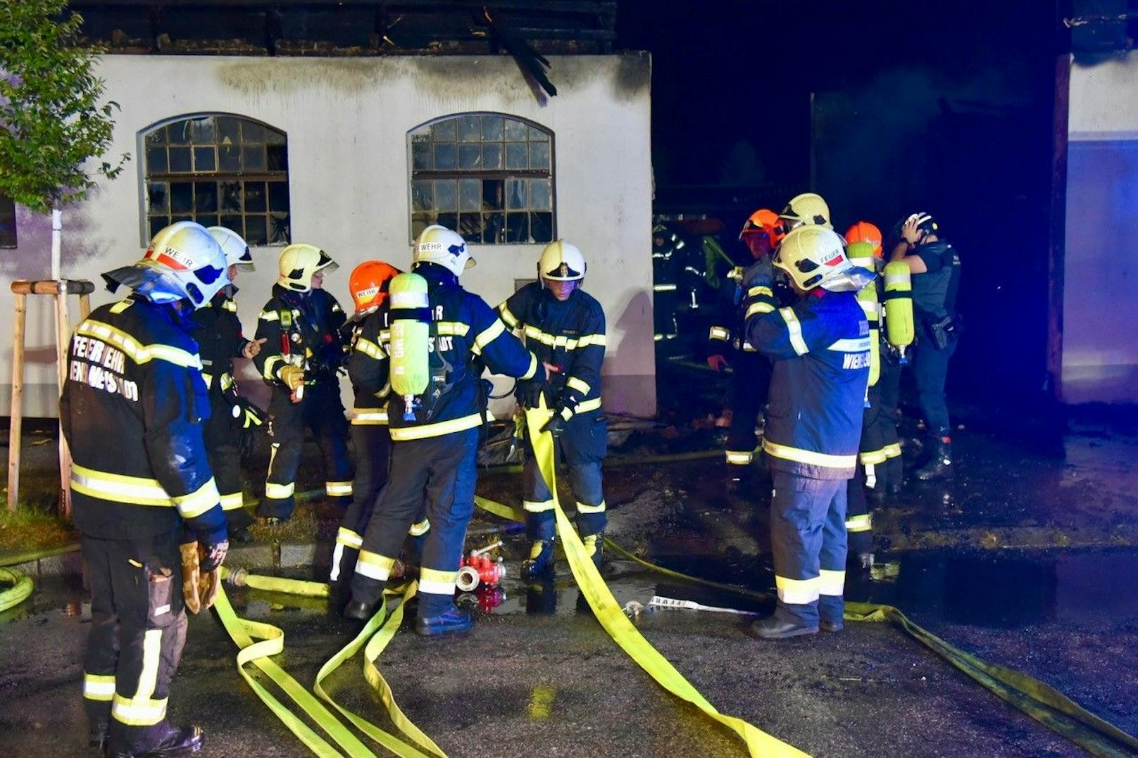 Großeinsatz in Niederösterreich! In einem Nebengebäude in der Bösendorfer-Klavierfabrik im Herzen von Wiener Neustadt brach am Dienstagabend ein Feuer aus. Insgesamt waren vier Feuerwehren mit 15 Fahrzeugen und 80 Einsatzkräften vor Ort.