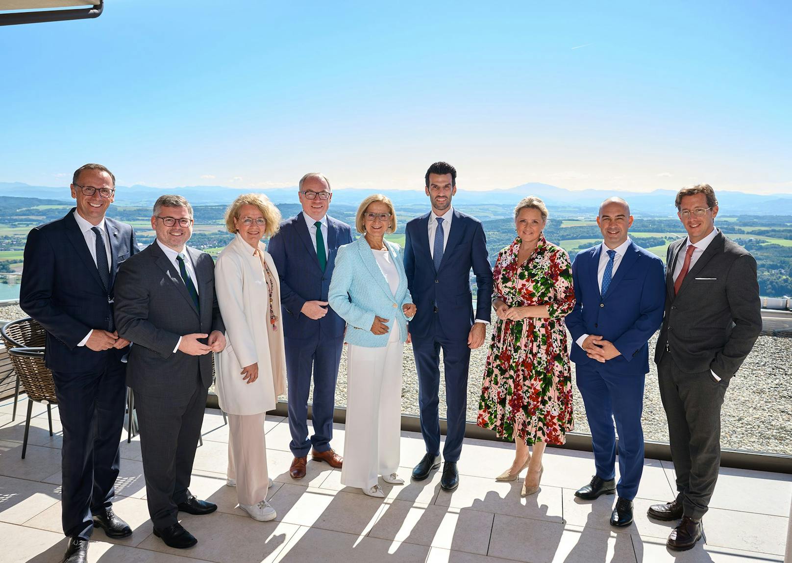 Von links nach rechts: VP-Klubobmann Jochen Danninger, Landesrat Ludwig Schleritzko, Landesrätin Christiane Teschl-Hofmeister, LH-Stellvertreter Stephan Pernkopf, Landeshauptfrau Johanna Mikl-Leitner, LH-Stellvertreter Udo Landbauer, Landesrätin Susanne Rosenkranz, Landesrat Christoph Luisser und FP-Klubobmann Reinhard Teufel.