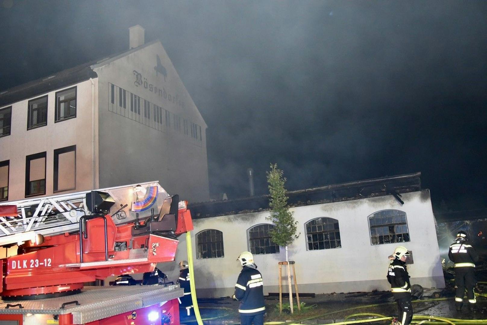 Großeinsatz in Niederösterreich! In einem Nebengebäude in der Bösendorfer-Klavierfabrik im Herzen von Wiener Neustadt brach am Dienstagabend ein Feuer aus. Insgesamt waren vier Feuerwehren mit 15 Fahrzeugen und 80 Einsatzkräften vor Ort.