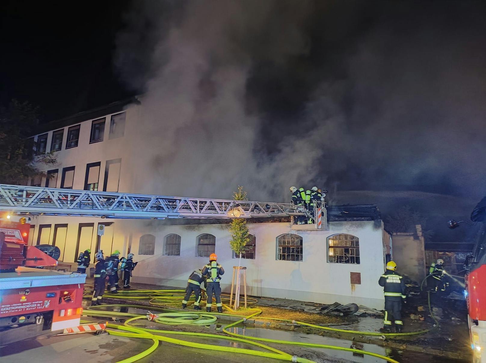 In der Klavierfabrik Bösendorfer in Wiener Neustadt (NÖ) ist in der Nacht auf Mittwoch ein Brand ausgebrochen. Vier Feuerwehren waren mit knapp 100 Helfern im Einsatz.