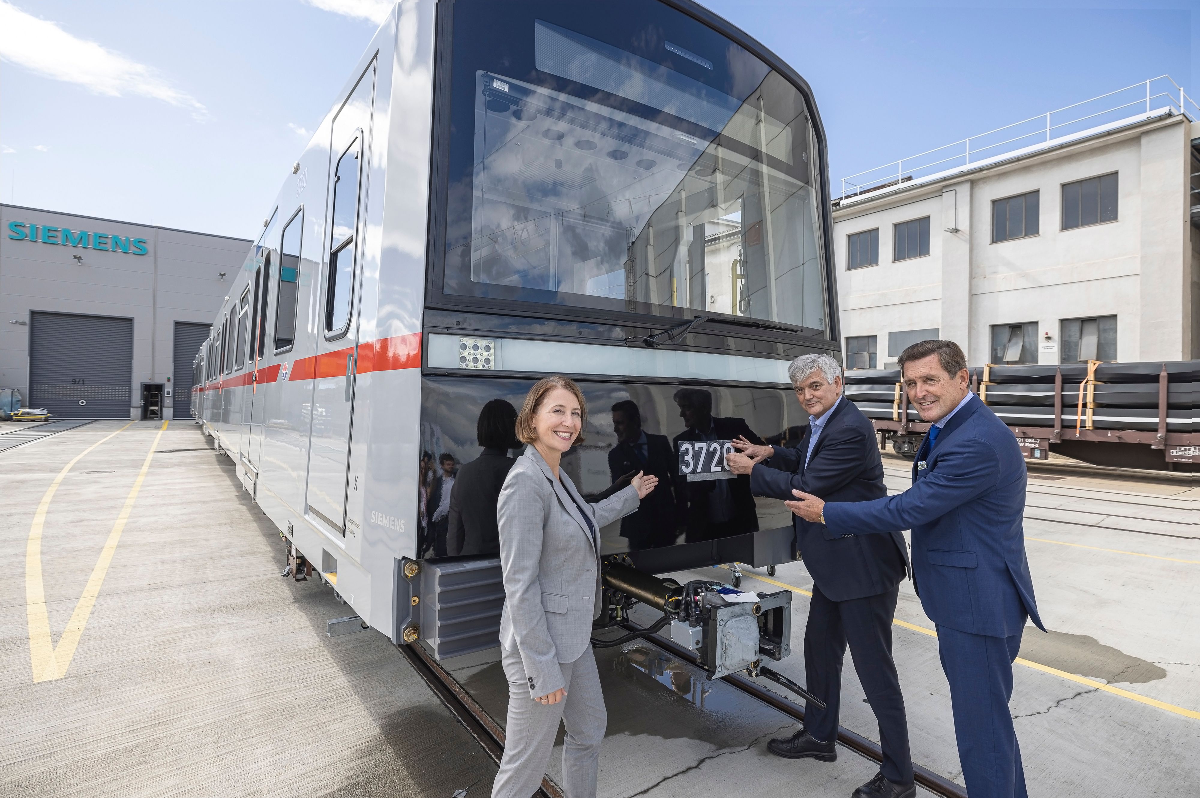 Technische Geschäftsführerin der Wiener Linien, Gudrun Senk, Siemens Mobility Austria-Chef Arnulf Wolfram und Öffi-Stadtrat Peter Hanke (SP) besuchten die Produktion der neuen X-Wägen.