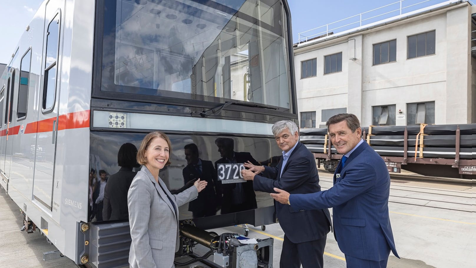 Technische Geschäftsführerin der Wiener Linien, Gudrun Senk, Siemens Mobility Austria-Chef Arnulf Wolfram und Öffi-Stadtrat Peter Hanke (SP) besuchten die Produktion der neuen X-Wägen.