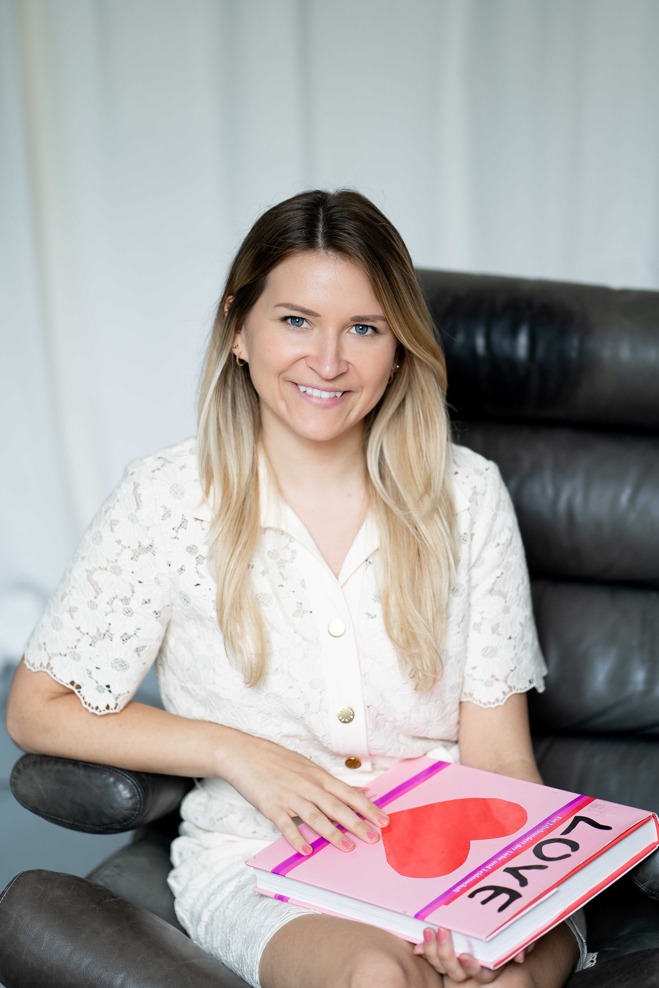 Simone Janiga hilft Alleinstehenden, einen Partner zu finden. Sie selbst ist oft auf die Nase gefallen, bevor sie ihrem Mann begegnete.