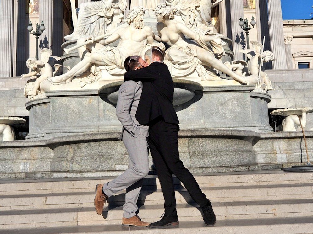 Vor dem Parlament kam es zu einem Knutsch-Protest.