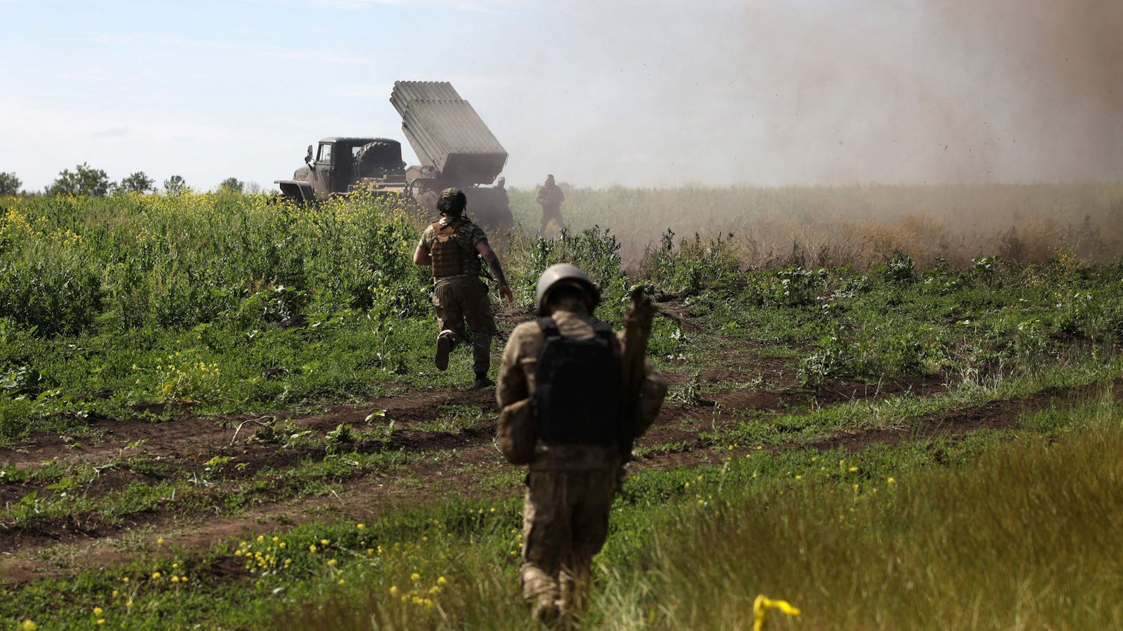 Ukrainische Soldaten der 10. Gebirgssturmbrigade "Edelweiß" feuern mit einem Mehrfachraketenwerfer BM-21 auf russische Stellungen.