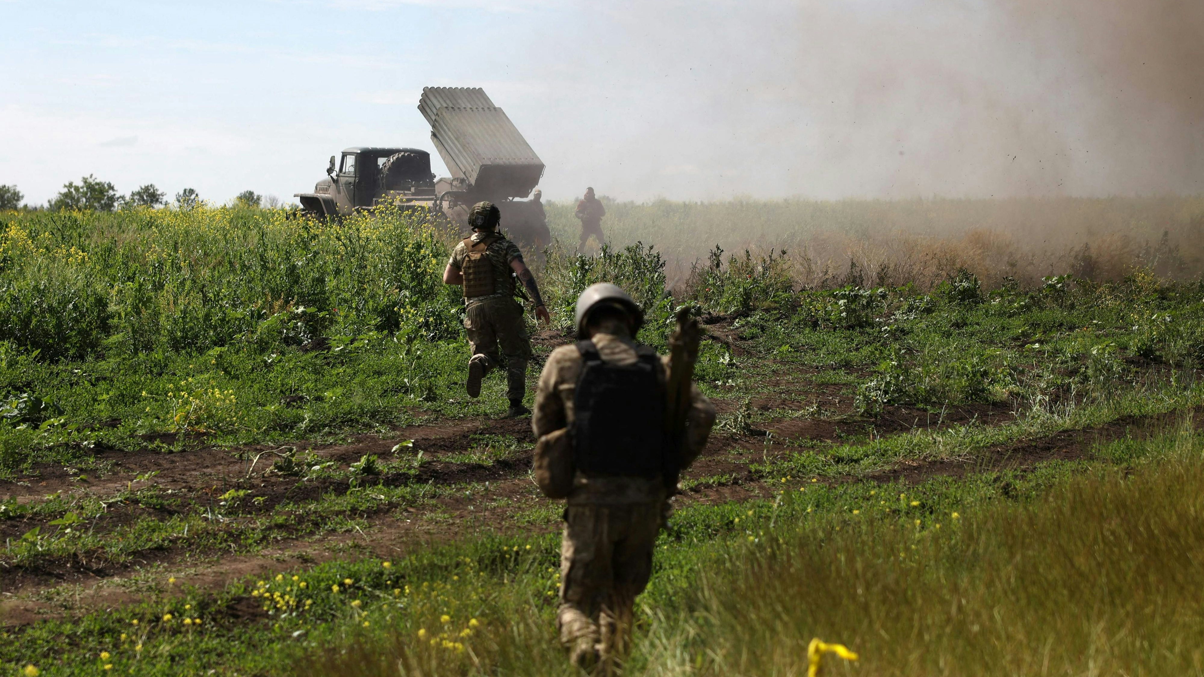 Download von www.picturedesk.com am 20.09.2023 (16:41).  Ukrainian servicemen of the 10th Mountain Assault Brigade "Edelweiss" shift position after firing rockets from a BM-21 'Grad' multiple rocket launcher towards Russian positions, near Bakhmut in the Donetsk region on June 13, 2023, amid the Russian invasion of Ukraine. (Photo by Anatolii Stepanov / AFP) - 20230613_PD2914 - Rechteinfo: Rights Managed (RM) Nur für redaktionelle Nutzung! Werbliche Nutzung erfordert Freigabe: bitte schicken Sie uns eine Anfrage.