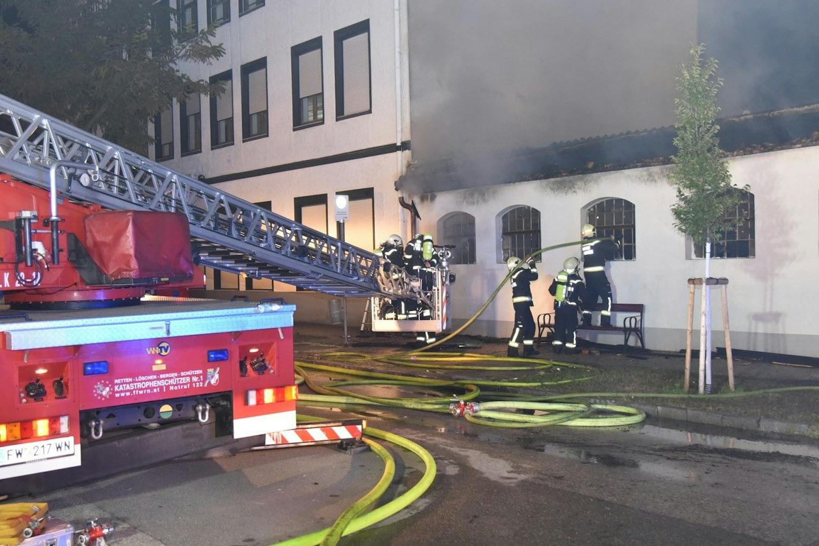 Großeinsatz in Niederösterreich! In einem Nebengebäude in der Bösendorfer-Klavierfabrik im Herzen von Wiener Neustadt brach am Dienstagabend ein Feuer aus. Insgesamt waren vier Feuerwehren mit 15 Fahrzeugen und 80 Einsatzkräften vor Ort.