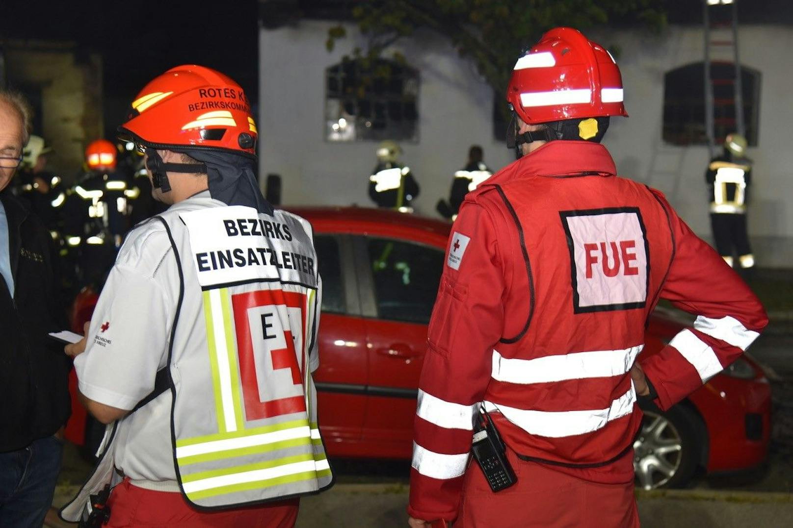 Großeinsatz in Niederösterreich! In einem Nebengebäude in der Bösendorfer-Klavierfabrik im Herzen von Wiener Neustadt brach am Dienstagabend ein Feuer aus. Insgesamt waren vier Feuerwehren mit 15 Fahrzeugen und 80 Einsatzkräften vor Ort.