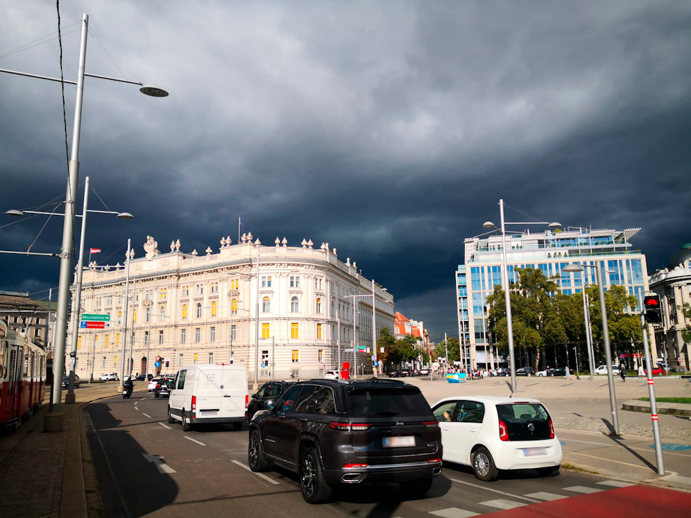 Eine Kaltfront bringt einen Temperatursturz, beendet das spätsommerliche Wetter auch in Wien.
