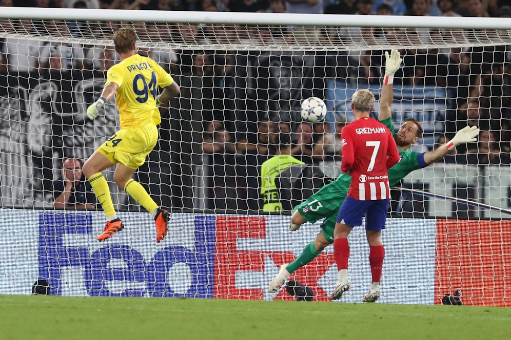 Ivan Provedel steigt hoch.