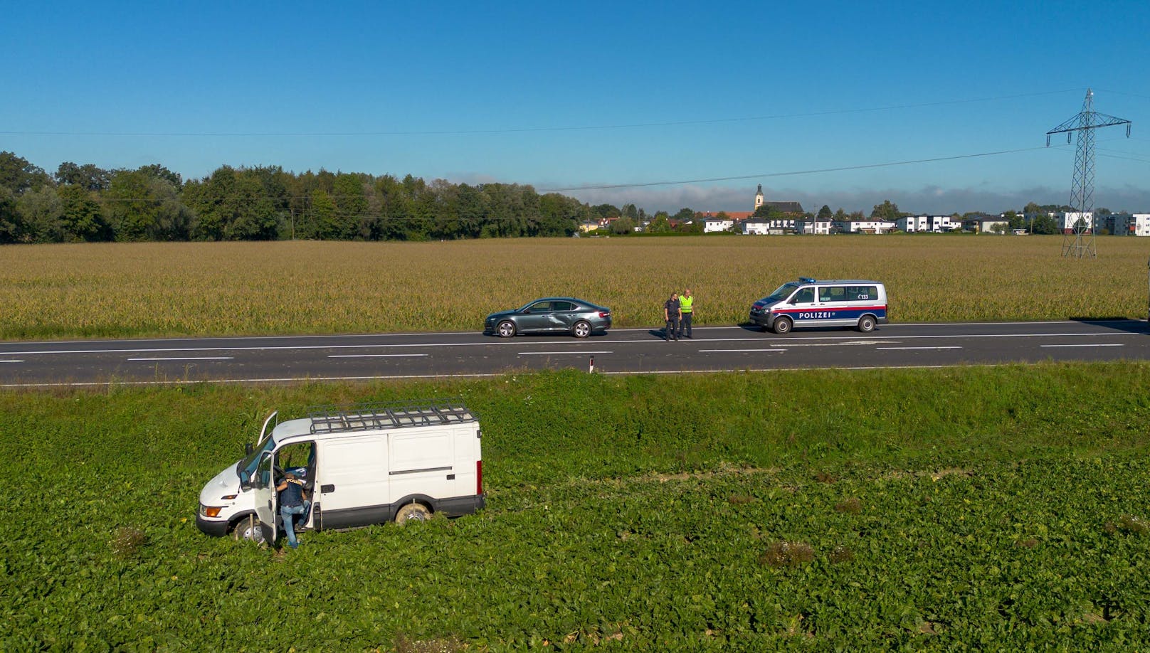 In Reichersberg im Innviertel rammte ein Schlepper ein ziviles Polizeiauto.