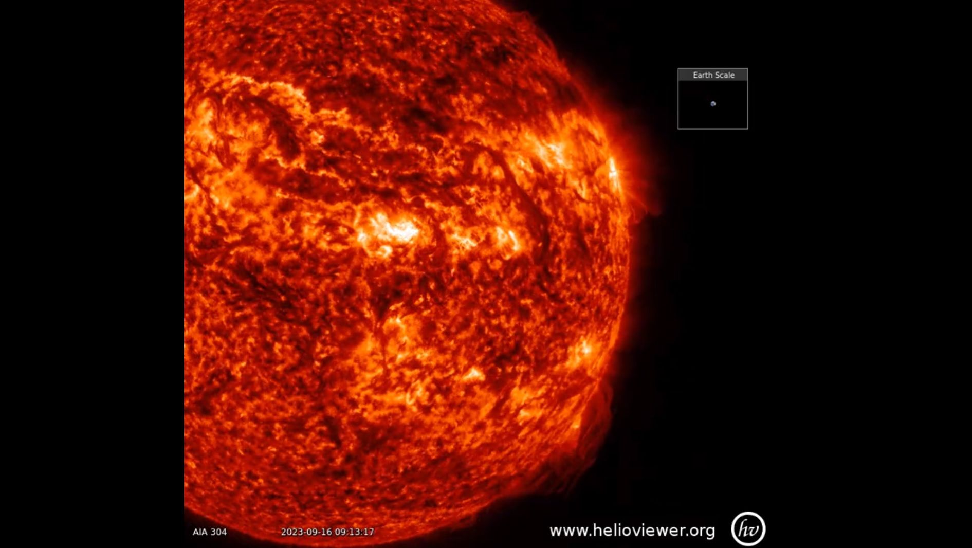 Mitte September kam es auf der Sonne zu einer gewaltigen Eruption – rechts die Erde als Größenvergleich.