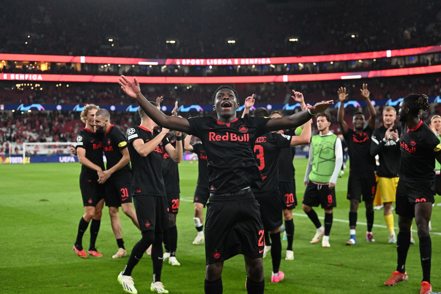 Salzburgs Spieler jubeln nach dem Sieg gegen Benfica Lissabon. 