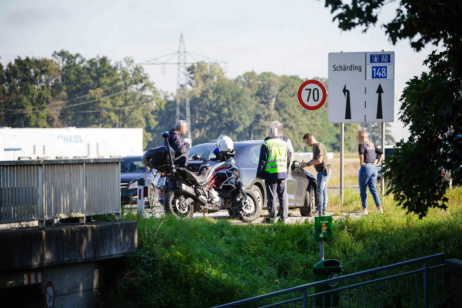 Bei der Kontrolle eines weißen Kastenwagens fielen in Reichersberg plötzlich Schüsse.