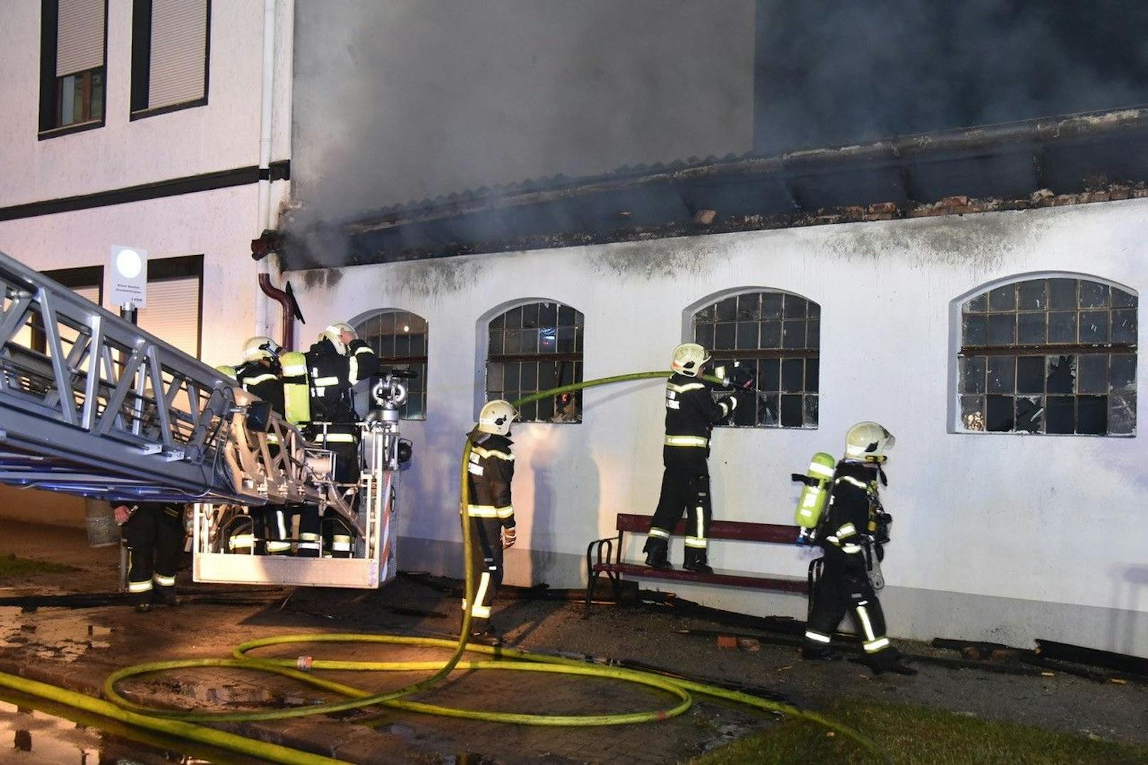 Großeinsatz in Niederösterreich! In einem Nebengebäude in der Bösendorfer-Klavierfabrik im Herzen von Wiener Neustadt brach am Dienstagabend ein Feuer aus. Insgesamt waren vier Feuerwehren mit 15 Fahrzeugen und 80 Einsatzkräften vor Ort.