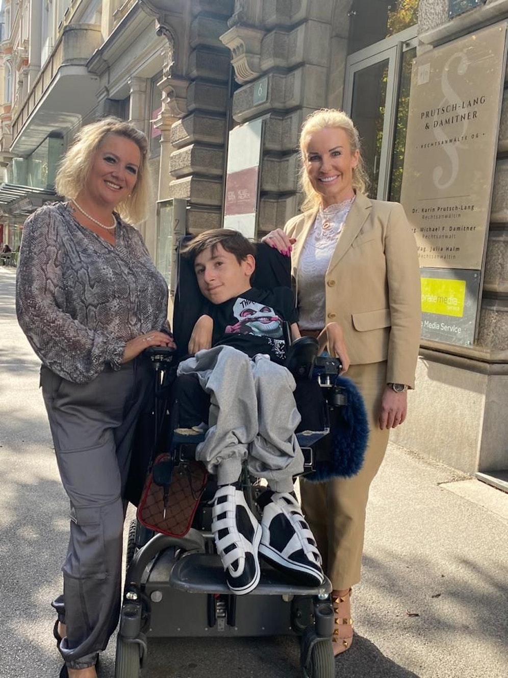 Georg (18) mit Mutter Claudia Polic und Anwältin Karin Prutsch-Lang (r.)