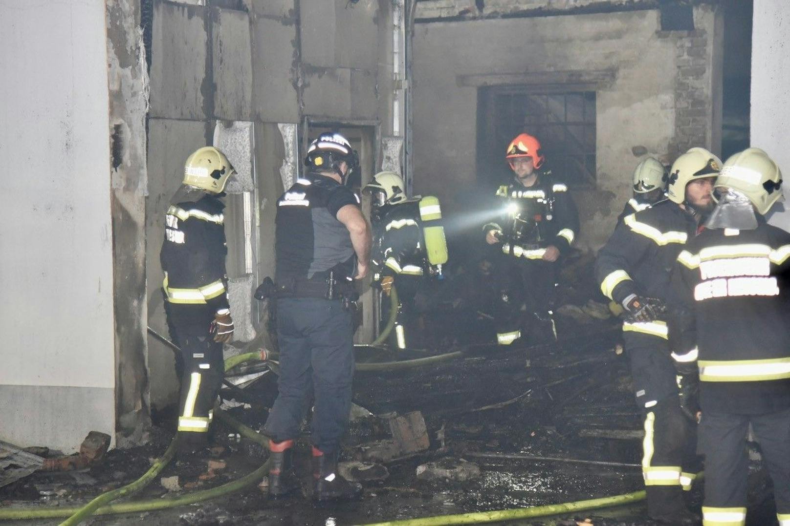 Großeinsatz in Niederösterreich! In einem Nebengebäude in der Bösendorfer-Klavierfabrik im Herzen von Wiener Neustadt brach am Dienstagabend ein Feuer aus. Insgesamt waren vier Feuerwehren mit 15 Fahrzeugen und 80 Einsatzkräften vor Ort.