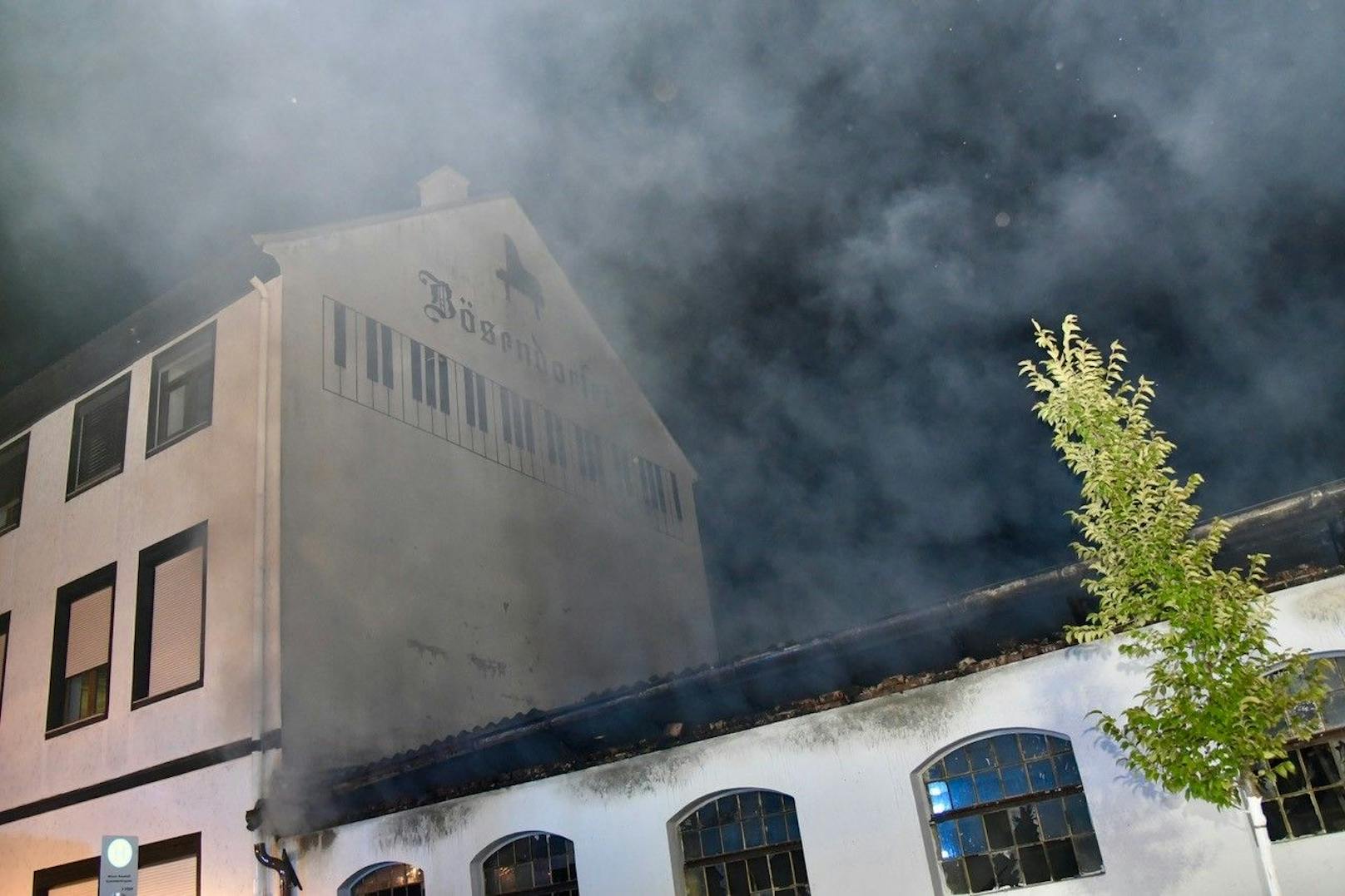 Großeinsatz in Niederösterreich! In einem Nebengebäude in der Bösendorfer-Klavierfabrik im Herzen von Wiener Neustadt brach am Dienstagabend ein Feuer aus. Insgesamt waren vier Feuerwehren mit 15 Fahrzeugen und 80 Einsatzkräften vor Ort.