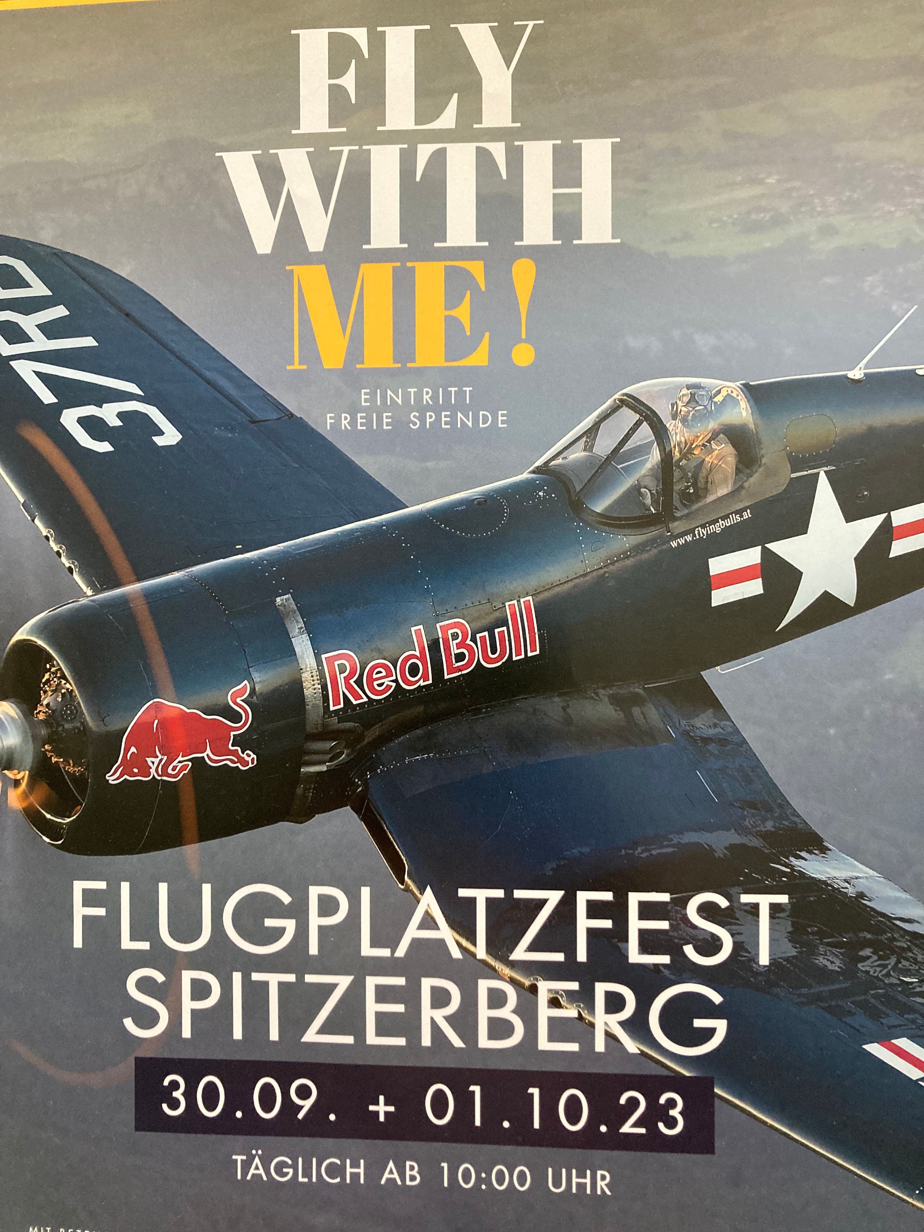 FLY WITH ME! Passend zum Motto des 18. Flugplatzfests Spitzerberg gibt es mit <em>"Heute"</em> Rundflüge zu gewinnen.