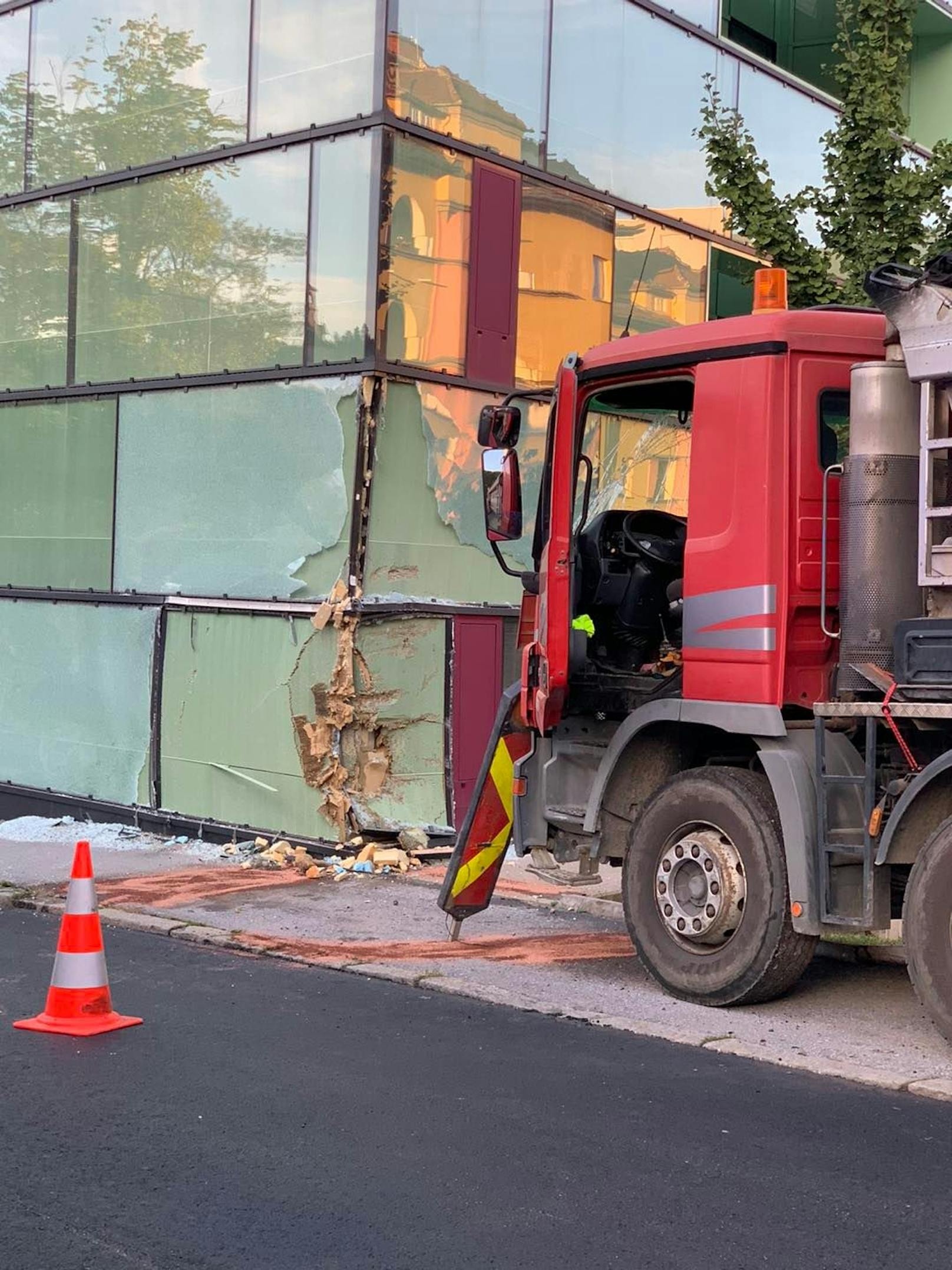 Am Abend des 19. September 2023 rollte ein unbesetzter, aber voll beladener Lkw plötzlich los und...&nbsp;