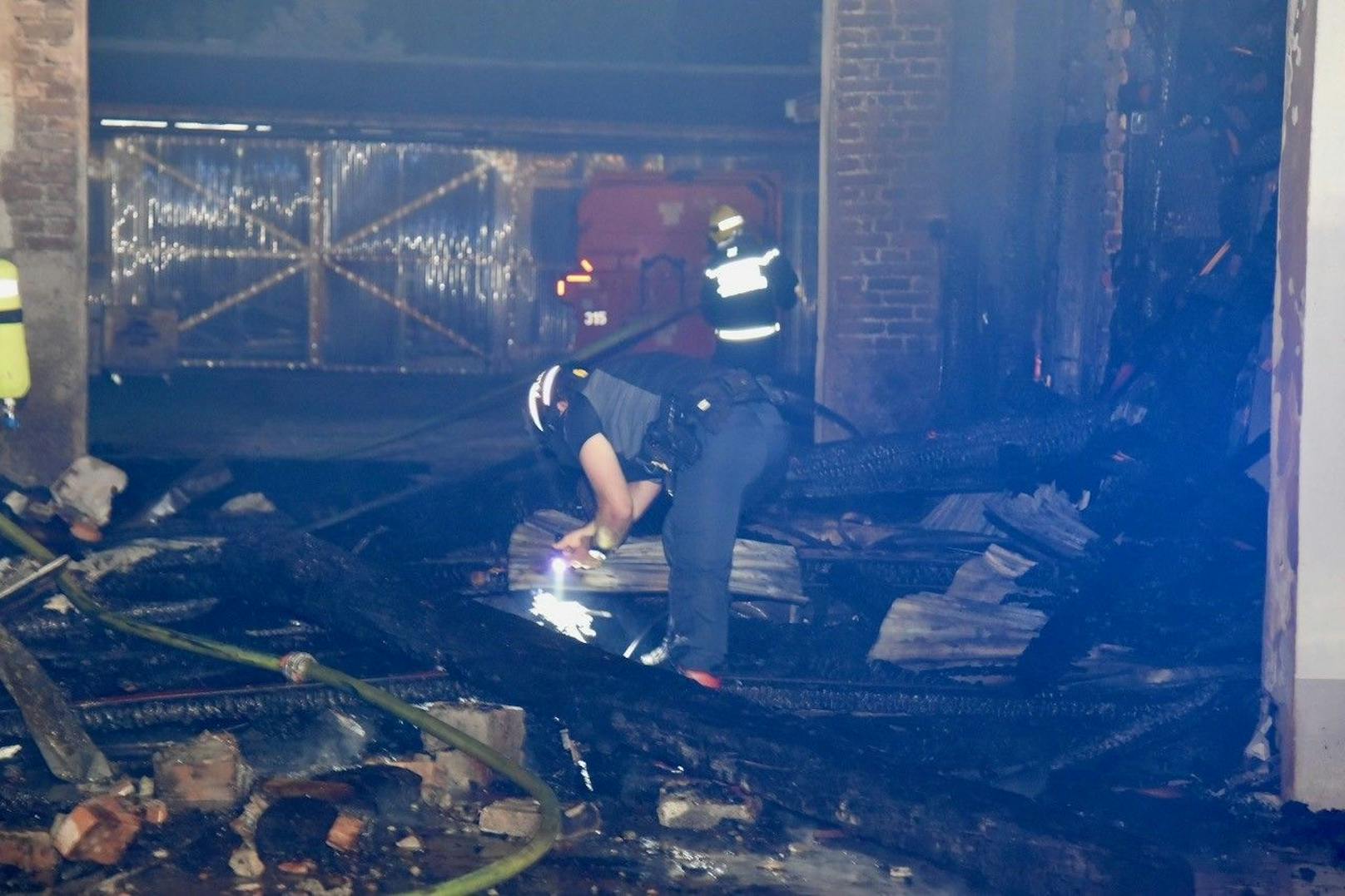 Großeinsatz in Niederösterreich! In einem Nebengebäude in der Bösendorfer-Klavierfabrik im Herzen von Wiener Neustadt brach am Dienstagabend ein Feuer aus. Insgesamt waren vier Feuerwehren mit 15 Fahrzeugen und 80 Einsatzkräften vor Ort.