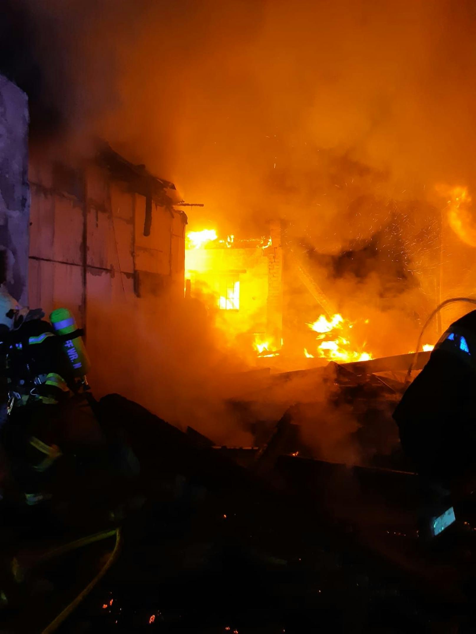 In der Klavierfabrik Bösendorfer in Wiener Neustadt (NÖ) ist in der Nacht auf Mittwoch ein Brand ausgebrochen. Vier Feuerwehren waren mit knapp 100 Helfern im Einsatz.