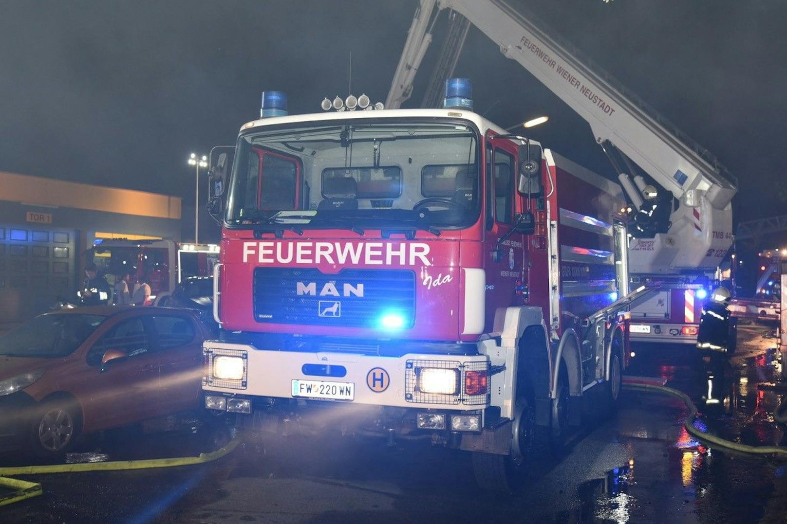 Großeinsatz in Niederösterreich! In einem Nebengebäude in der Bösendorfer-Klavierfabrik im Herzen von Wiener Neustadt brach am Dienstagabend ein Feuer aus. Insgesamt waren vier Feuerwehren mit 15 Fahrzeugen und 80 Einsatzkräften vor Ort.