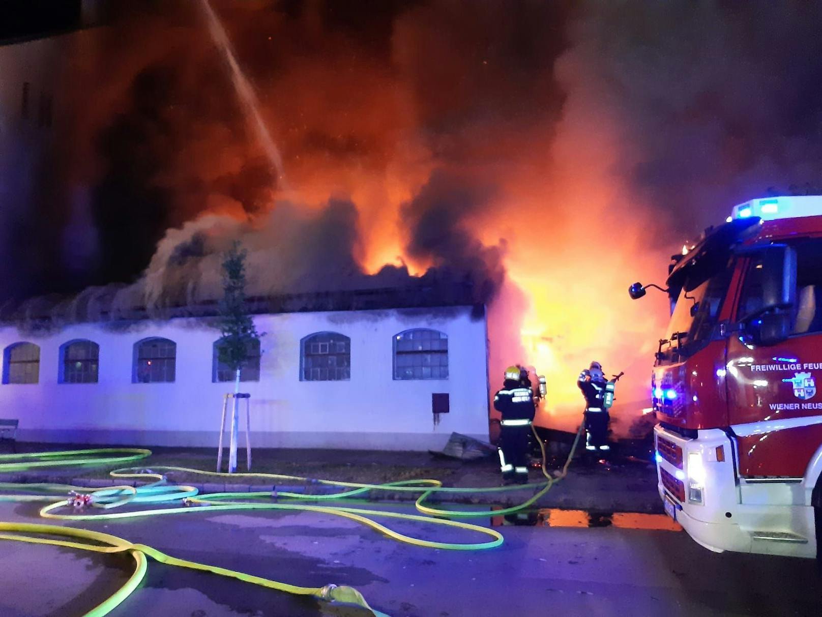 In der Klavierfabrik Bösendorfer in Wiener Neustadt (NÖ) ist in der Nacht auf Mittwoch ein Brand ausgebrochen. Vier Feuerwehren waren mit knapp 100 Helfern im Einsatz.