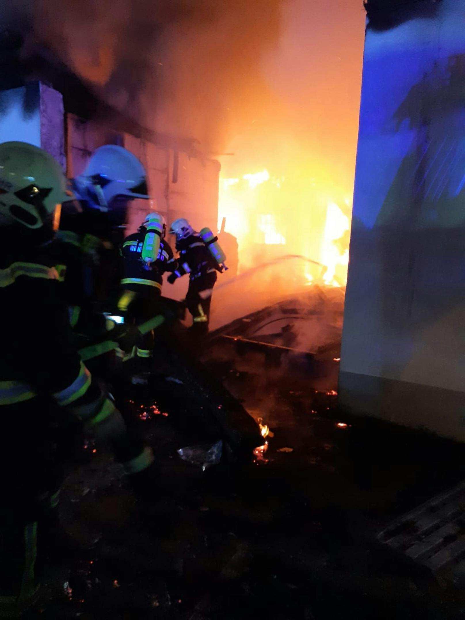 In der Klavierfabrik Bösendorfer in Wiener Neustadt (NÖ) ist in der Nacht auf Mittwoch ein Brand ausgebrochen. Vier Feuerwehren waren mit knapp 100 Helfern im Einsatz.