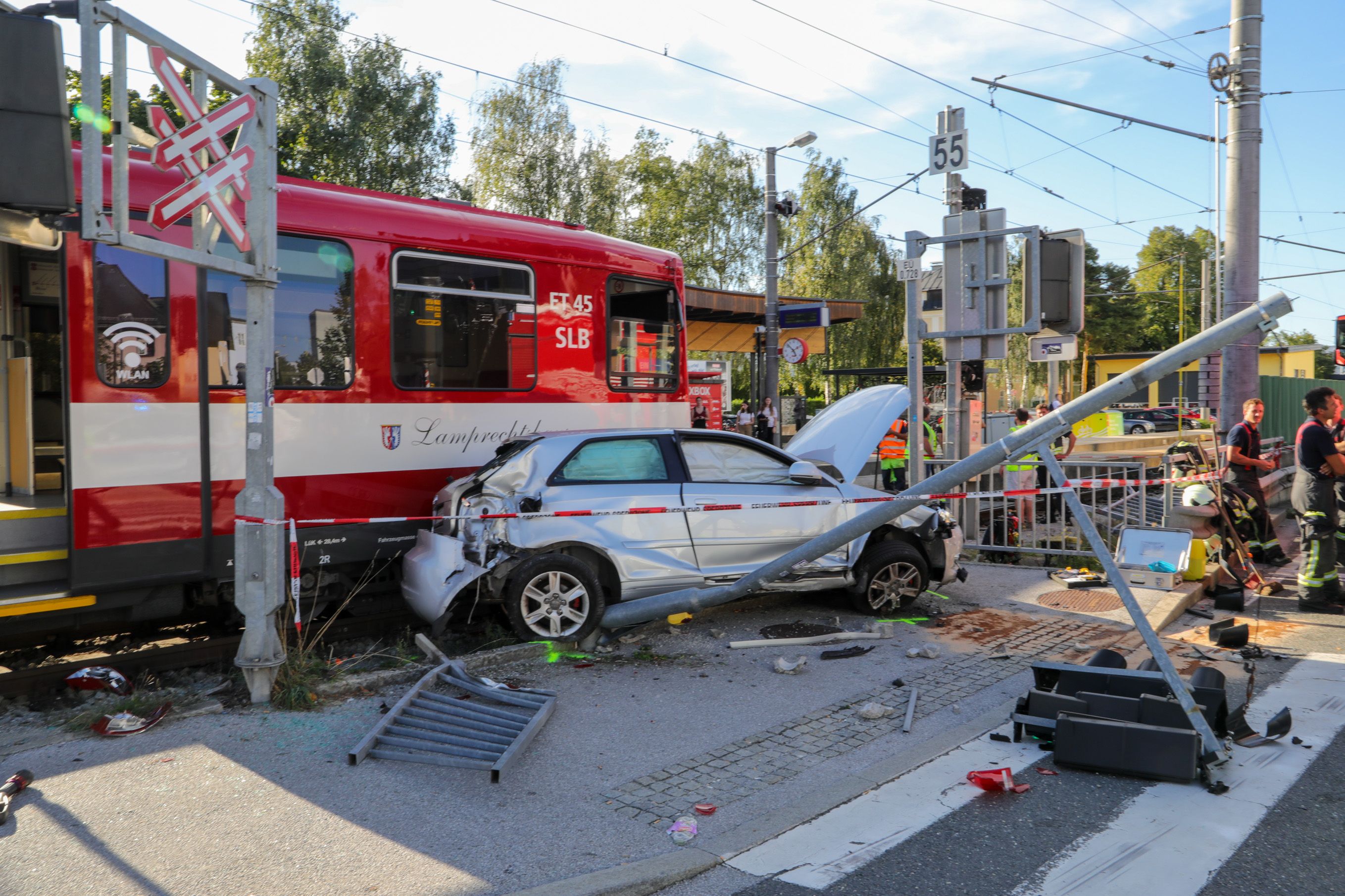 Das Auto wurde schwer beschädigt.