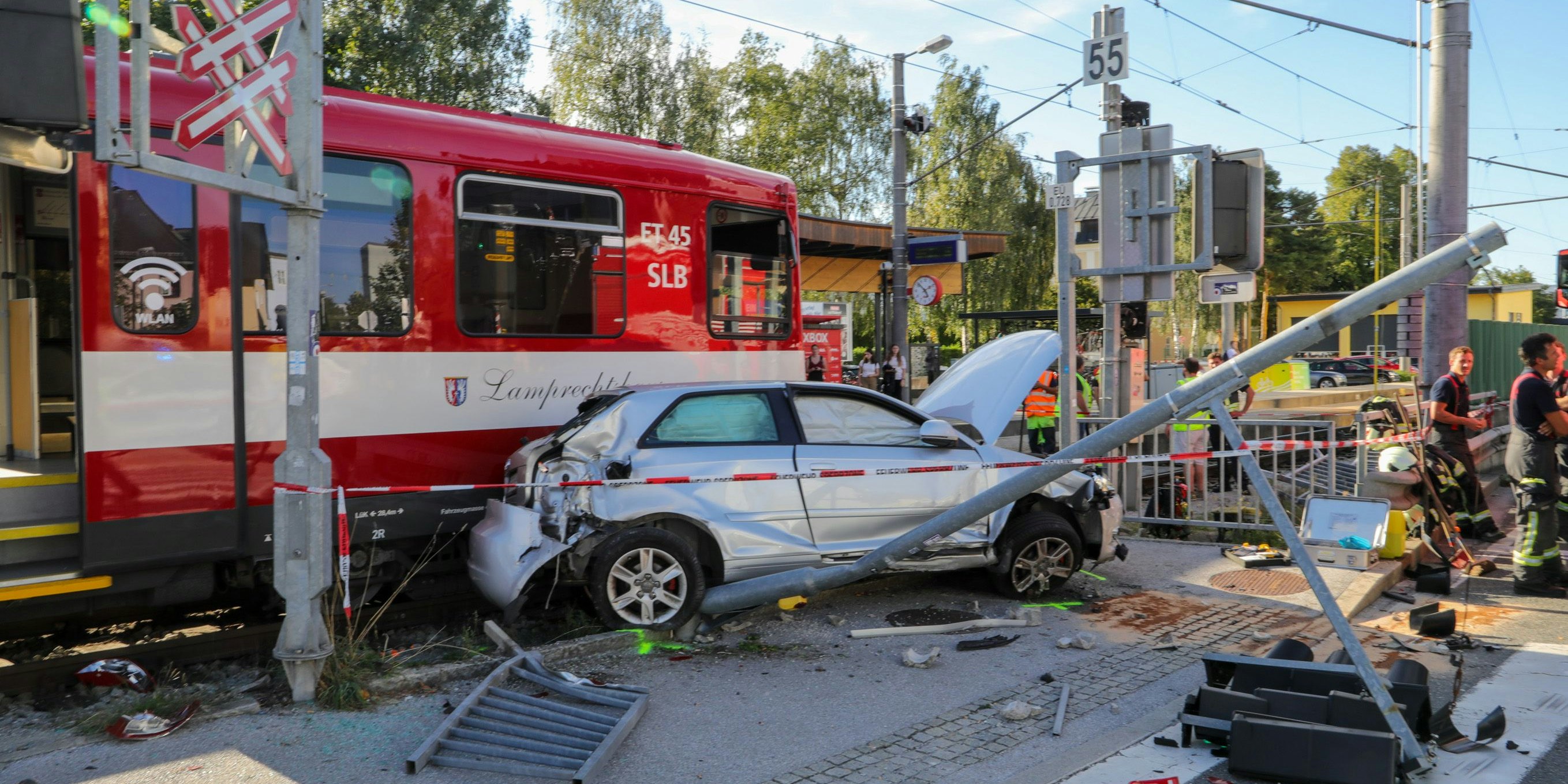 Das Auto wurde schwer beschädigt.