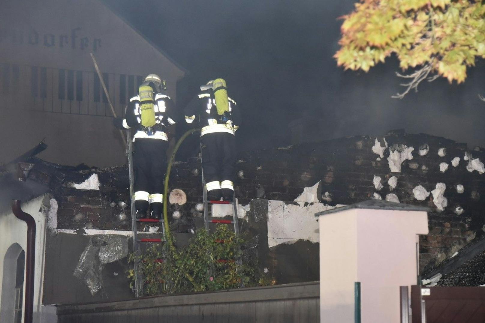 Großeinsatz in Niederösterreich! In einem Nebengebäude in der Bösendorfer-Klavierfabrik im Herzen von Wiener Neustadt brach am Dienstagabend ein Feuer aus. Insgesamt waren vier Feuerwehren mit 15 Fahrzeugen und 80 Einsatzkräften vor Ort.