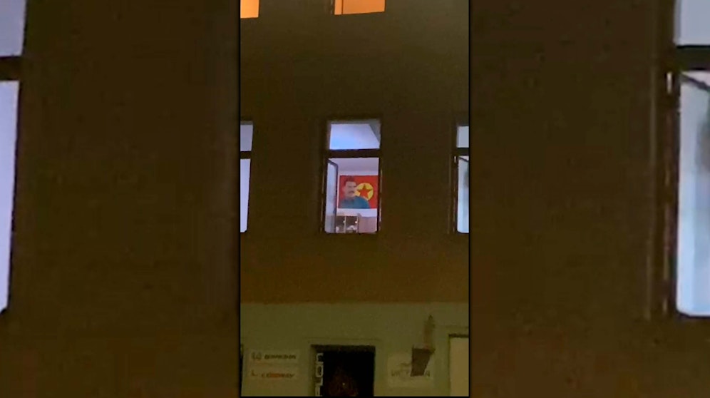 In einer Wohnung hängt eine Fahne mit dem Symbol der verbotenen PKK.