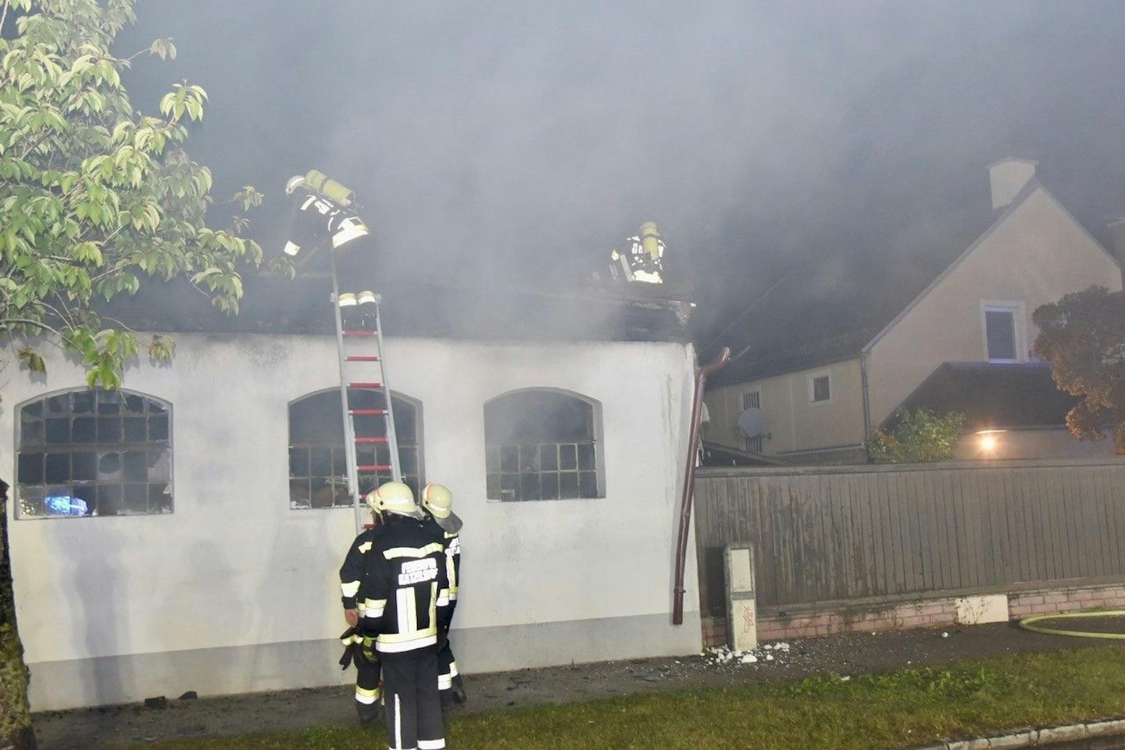 Großeinsatz in Niederösterreich! In einem Nebengebäude in der Bösendorfer-Klavierfabrik im Herzen von Wiener Neustadt brach am Dienstagabend ein Feuer aus. Insgesamt waren vier Feuerwehren mit 15 Fahrzeugen und 80 Einsatzkräften vor Ort.