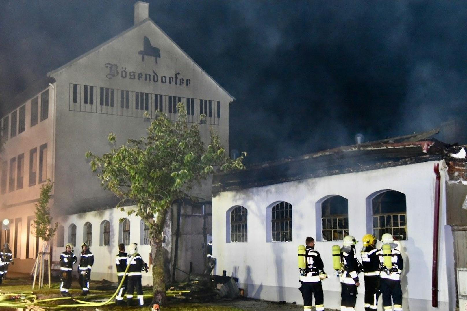 Großeinsatz in Niederösterreich! In einem Nebengebäude in der Bösendorfer-Klavierfabrik im Herzen von Wiener Neustadt brach am Dienstagabend ein Feuer aus. Insgesamt waren vier Feuerwehren mit 15 Fahrzeugen und 80 Einsatzkräften vor Ort.