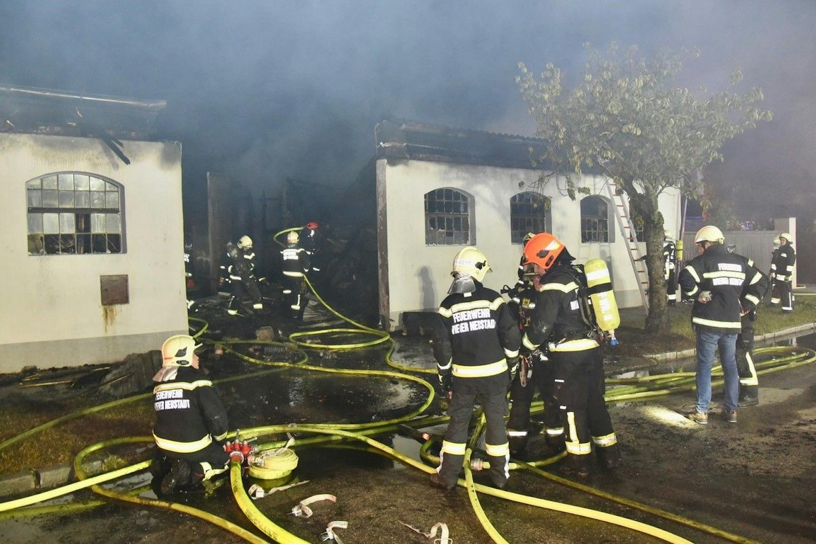 Großeinsatz in Niederösterreich! In einem Nebengebäude in der Bösendorfer-Klavierfabrik im Herzen von Wiener Neustadt brach am Dienstagabend ein Feuer aus. Insgesamt waren vier Feuerwehren mit 15 Fahrzeugen und 80 Einsatzkräften vor Ort.