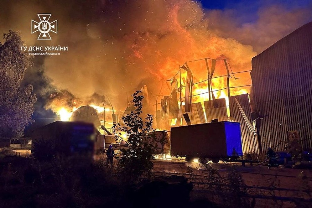 Das Lager brannte in Folge völlig aus.