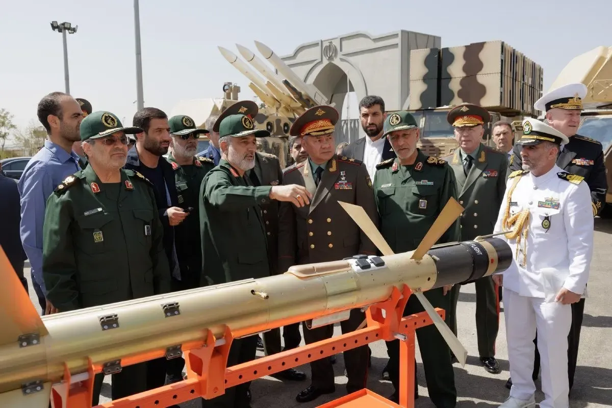 Bei seinem Besuch begutachtete Schoigu unter anderem eine iranische Luftabwehrrakete.