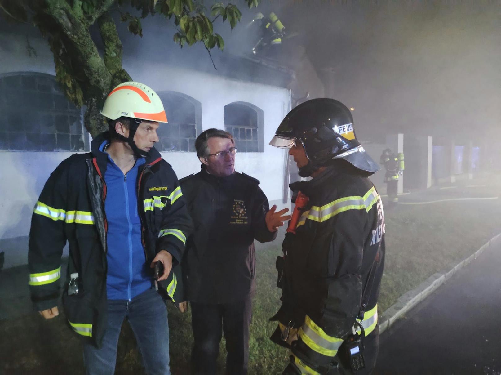 In der Klavierfabrik Bösendorfer in Wiener Neustadt (NÖ) ist in der Nacht auf Mittwoch ein Brand ausgebrochen. Vier Feuerwehren waren mit knapp 100 Helfern im Einsatz.