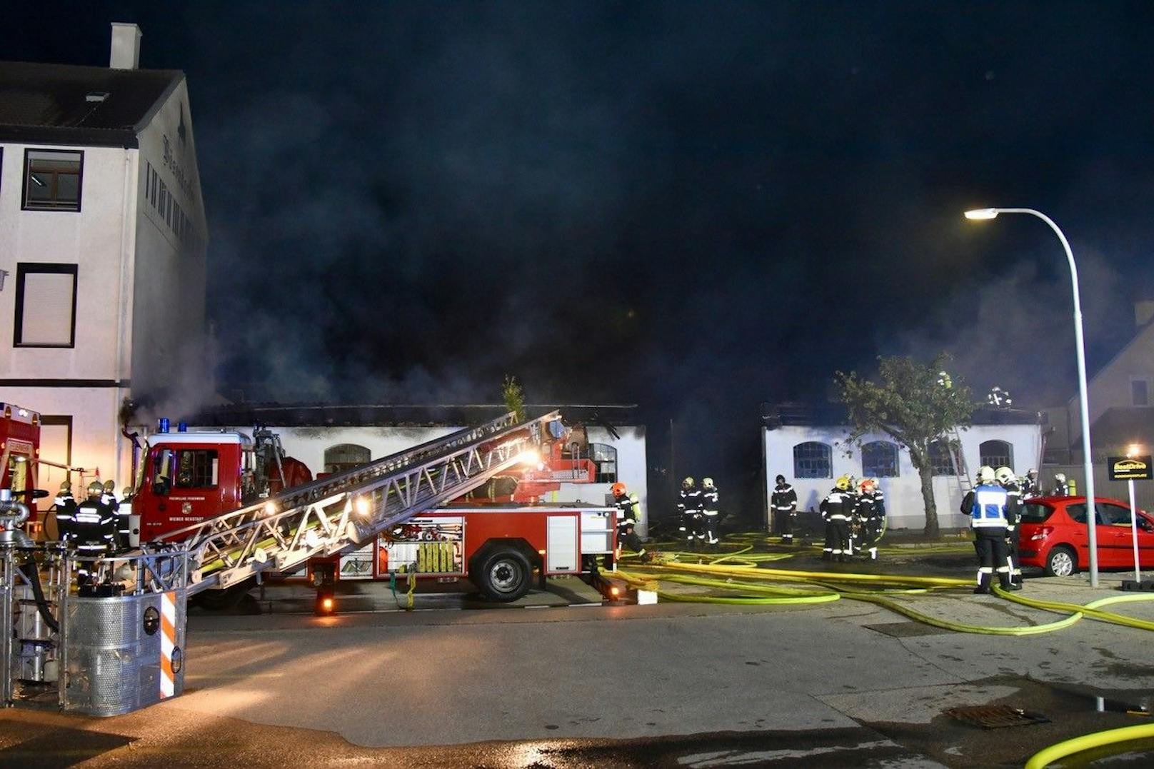 Großeinsatz in Niederösterreich! In einem Nebengebäude in der Bösendorfer-Klavierfabrik im Herzen von Wiener Neustadt brach am Dienstagabend ein Feuer aus. Insgesamt waren vier Feuerwehren mit 15 Fahrzeugen und 80 Einsatzkräften vor Ort.