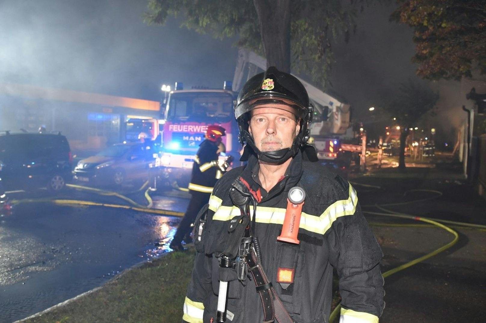 Großeinsatz in Niederösterreich! In einem Nebengebäude in der Bösendorfer-Klavierfabrik im Herzen von Wiener Neustadt brach am Dienstagabend ein Feuer aus. Insgesamt waren vier Feuerwehren mit 15 Fahrzeugen und 80 Einsatzkräften vor Ort.