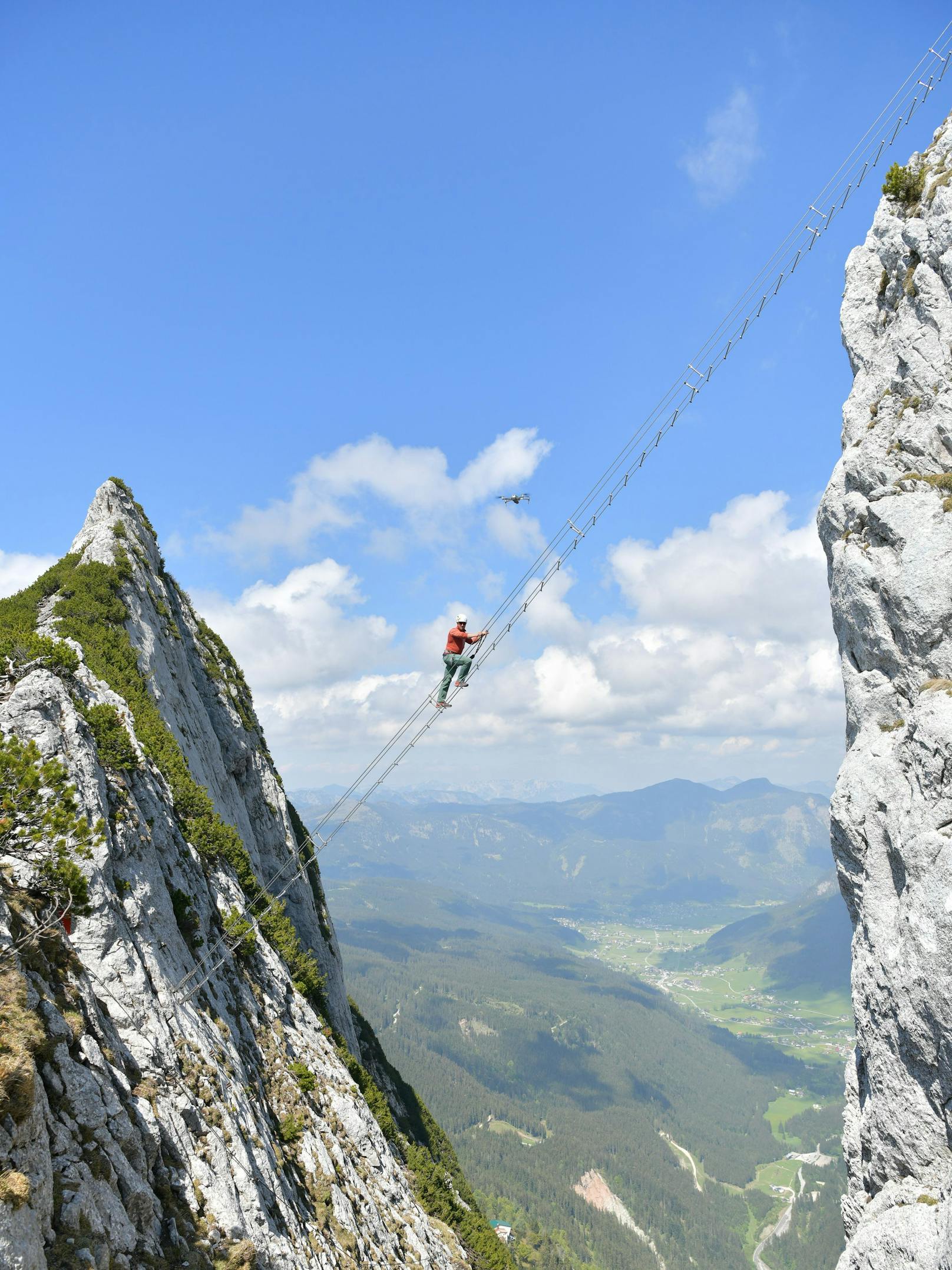Für die ORF-Sendung&nbsp; "Ein Sommer in Österreich - Urlaub in rot-weiß-rot" bestieg 2020 Marcel Hirscher die 40 m lange Panorama-"Himmelsleiter" am Klettersteig Donnerkogel (Gosau).