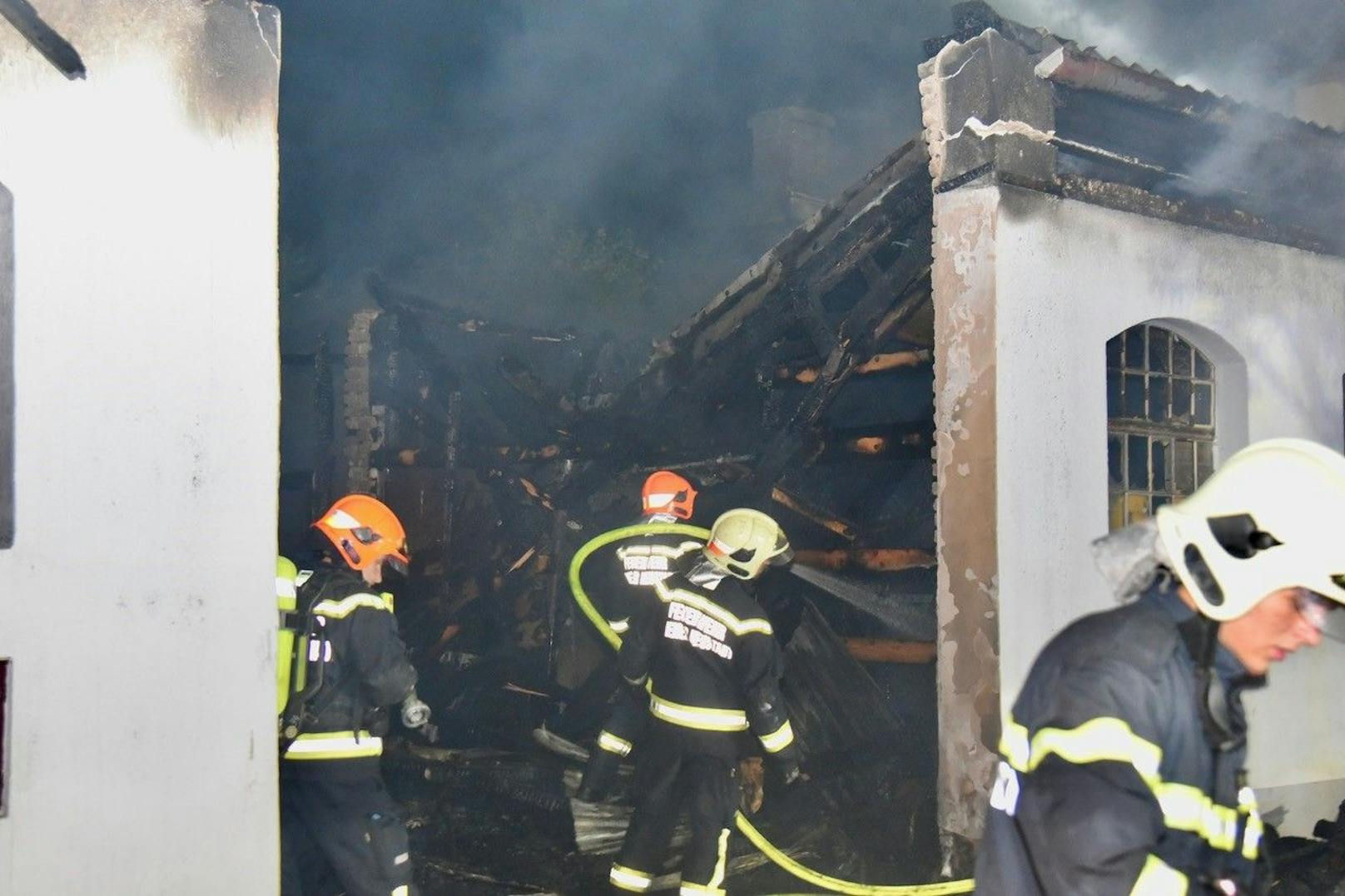 Großeinsatz in Niederösterreich! In einem Nebengebäude in der Bösendorfer-Klavierfabrik im Herzen von Wiener Neustadt brach am Dienstagabend ein Feuer aus. Insgesamt waren vier Feuerwehren mit 15 Fahrzeugen und 80 Einsatzkräften vor Ort.