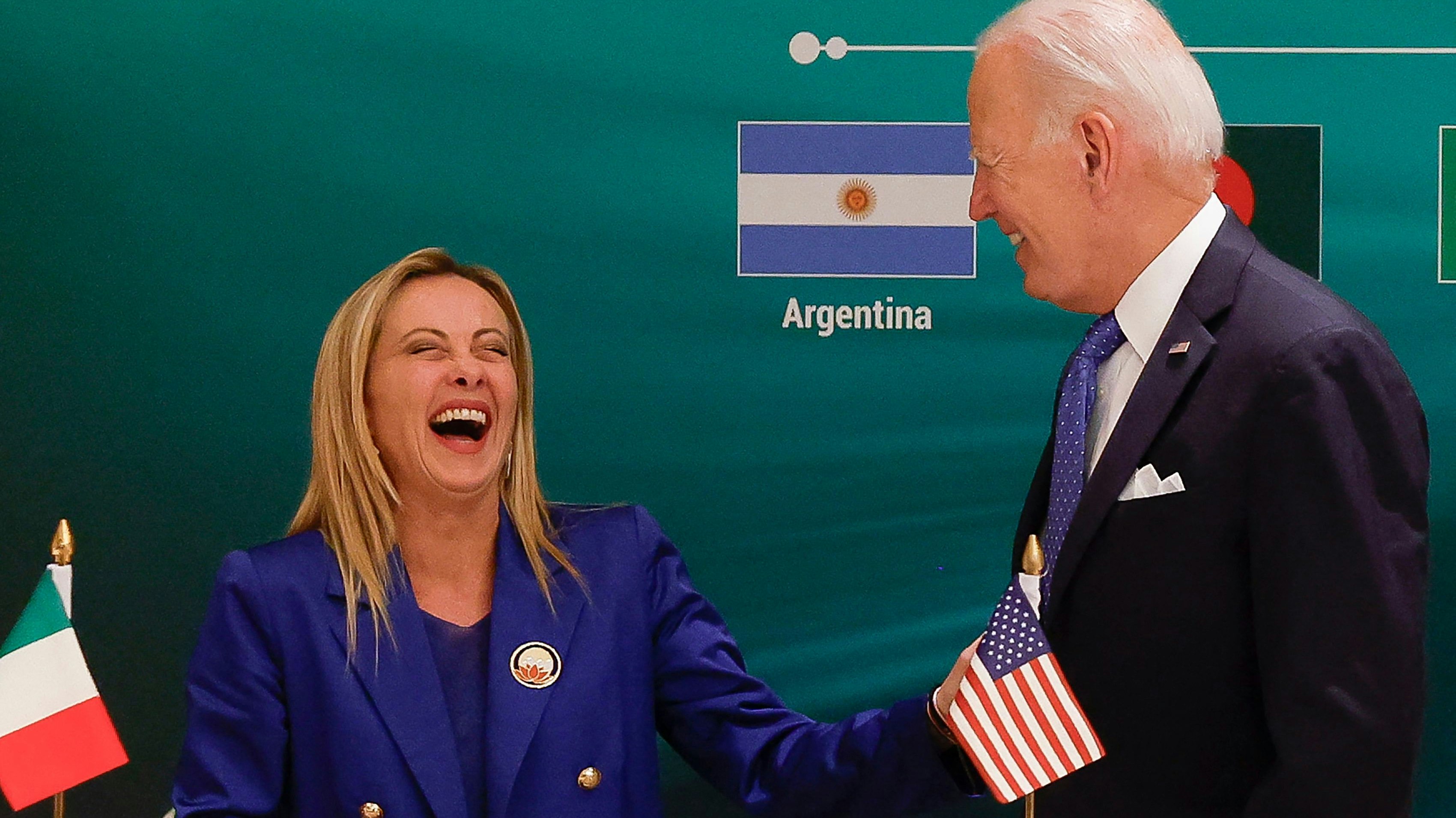 Download von www.picturedesk.com am 21.09.2023 (18:07).  Italian Prime Minister Giorgia Meloni (L) and US President Joe Biden react during the launch of the Global Biofuels Alliance at the G20 summit in New Delhi on September 9, 2023. (Photo by EVELYN HOCKSTEIN / POOL / AFP) - 20230909_PD7719 - Rechteinfo: Rights Managed (RM) Nur für redaktionelle Nutzung! Werbliche Nutzung erfordert Freigabe: bitte schicken Sie uns eine Anfrage.