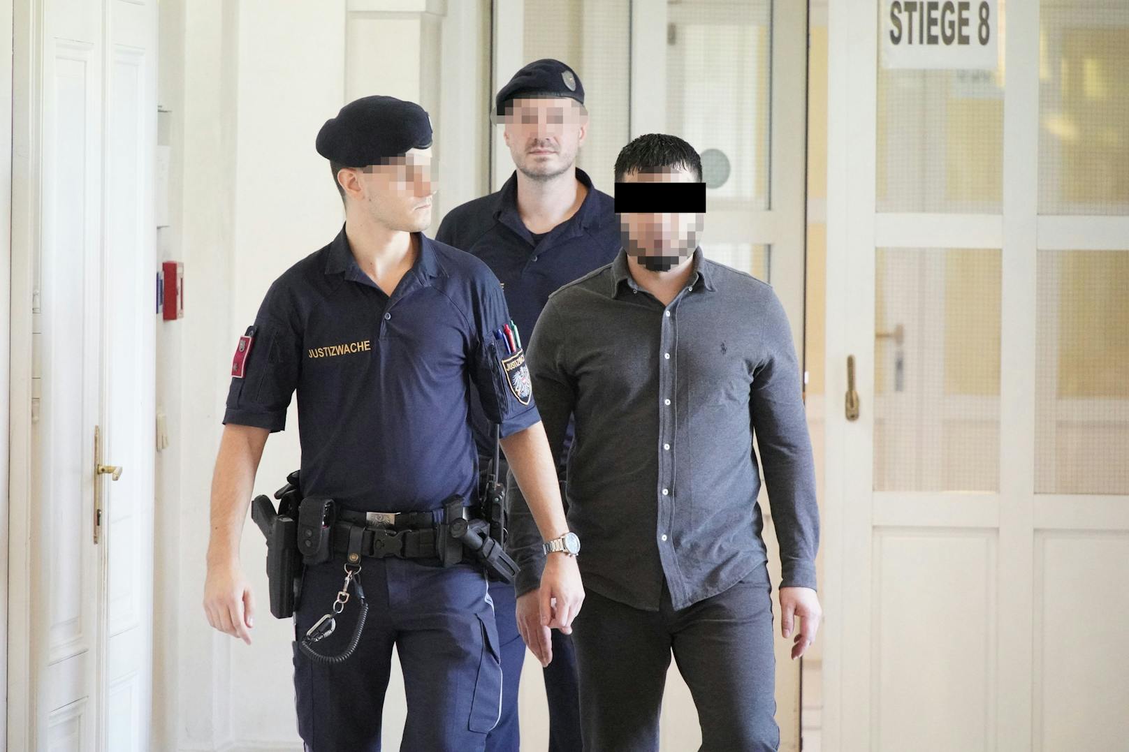 Mit Kleiderbügel – Mann erpresst Ehefrau um 20.000 Euro